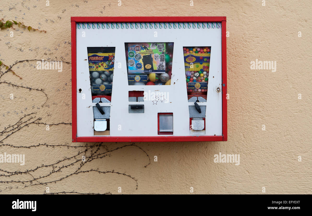Chewing gum vending machine hi-res stock photography and images - Alamy