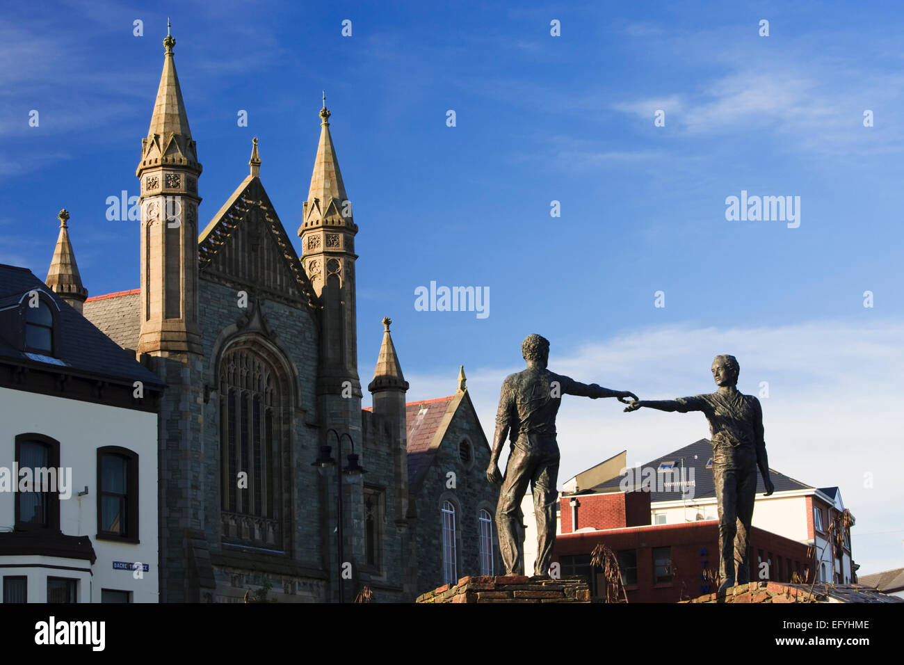 The 'Hands across the Divide' sculpture by Maurice Harron in Carlisle Street, Londonderry, County Londonderry, Northern Ireland Stock Photo