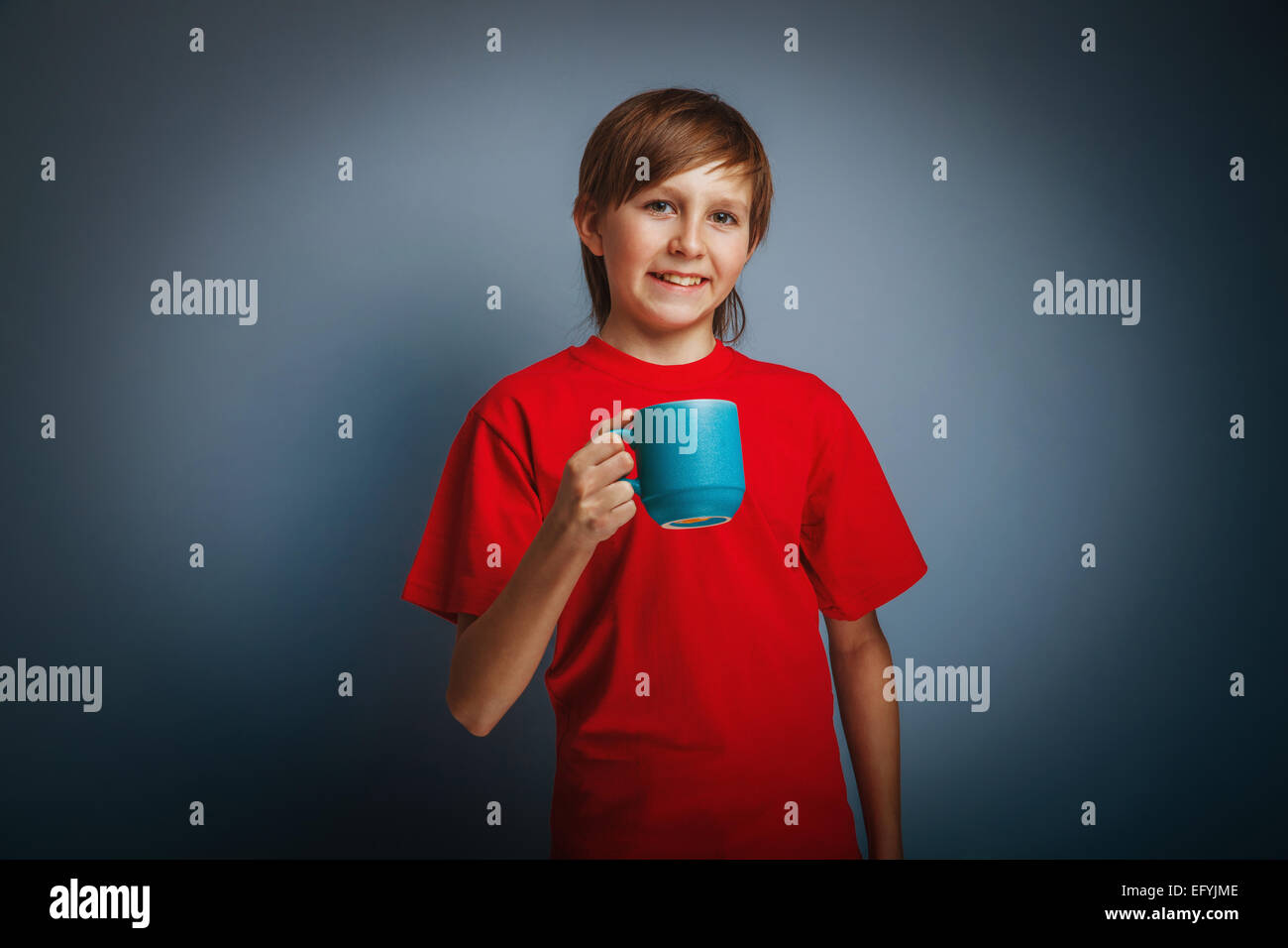 Father dad pours hot coffee tea from thermos into the mug on a family  picnic in the mountains. Child school boy kid is watching his dad filling  the Stock Photo - Alamy