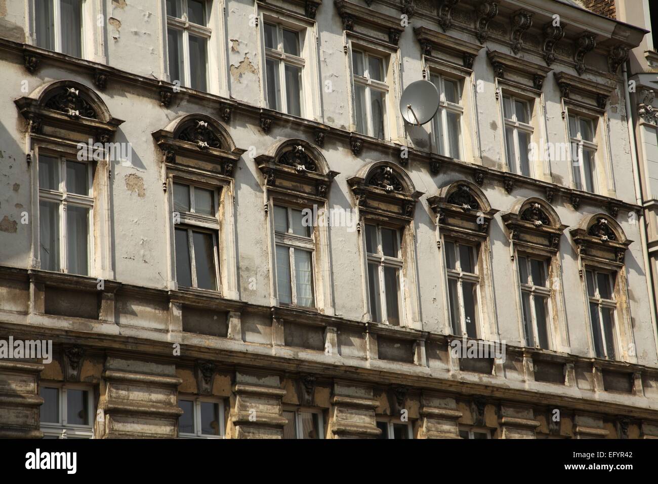 An old shabby building with flats is seen in Berlin Neukoelln, August 22, 2014. Photo: Wolfram Steinberg/dpa Stock Photo