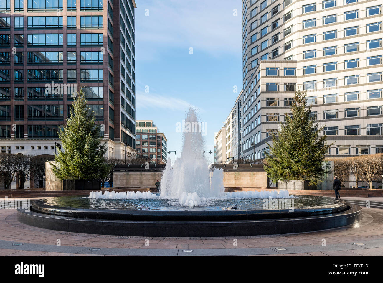 The fountain in Cabot Square, Canary Wharf, London's second business district Stock Photo