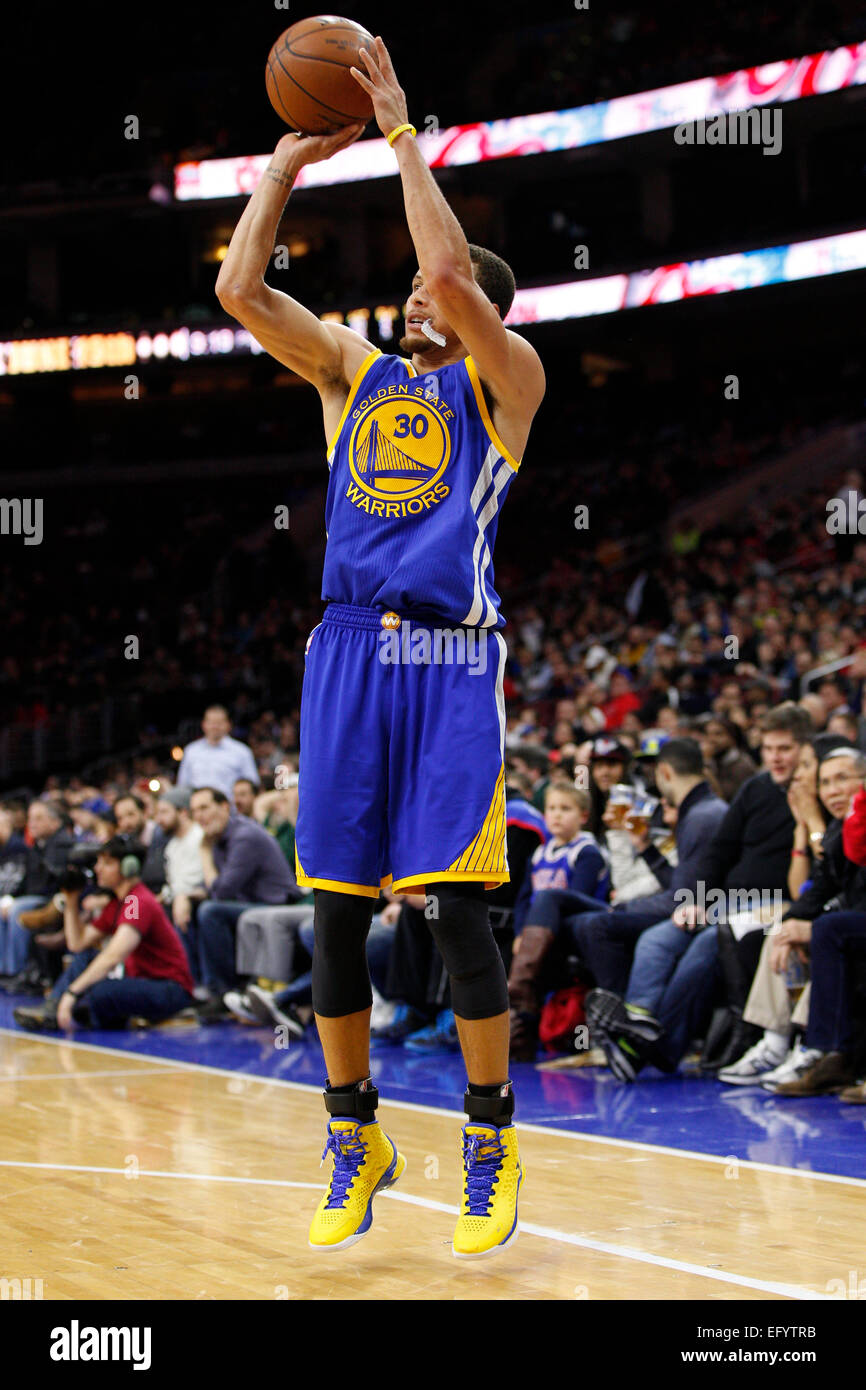 February 9, 2015: Golden State Warriors guard Shaun Livingston (34) in  action during the NBA game between the Golden State Warriors and the  Philadelphia 76ers at the Wells Fargo Center in Philadelphia