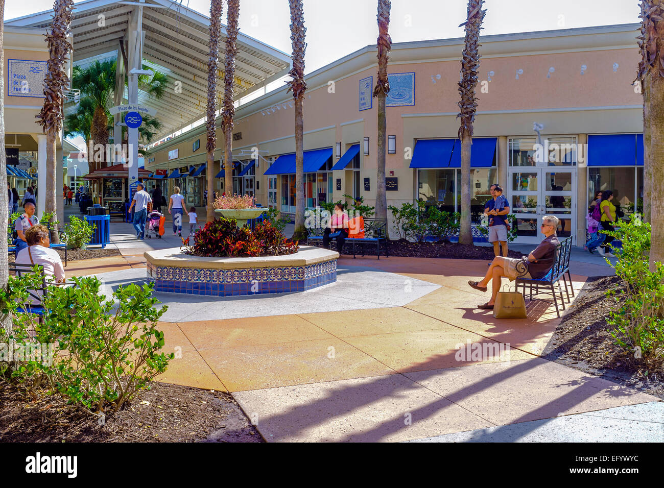 Shoppers outside at the Orlando International Premium Outlets shopping  Mall, International Drive, Orlando, Florida, America Stock Photo - Alamy