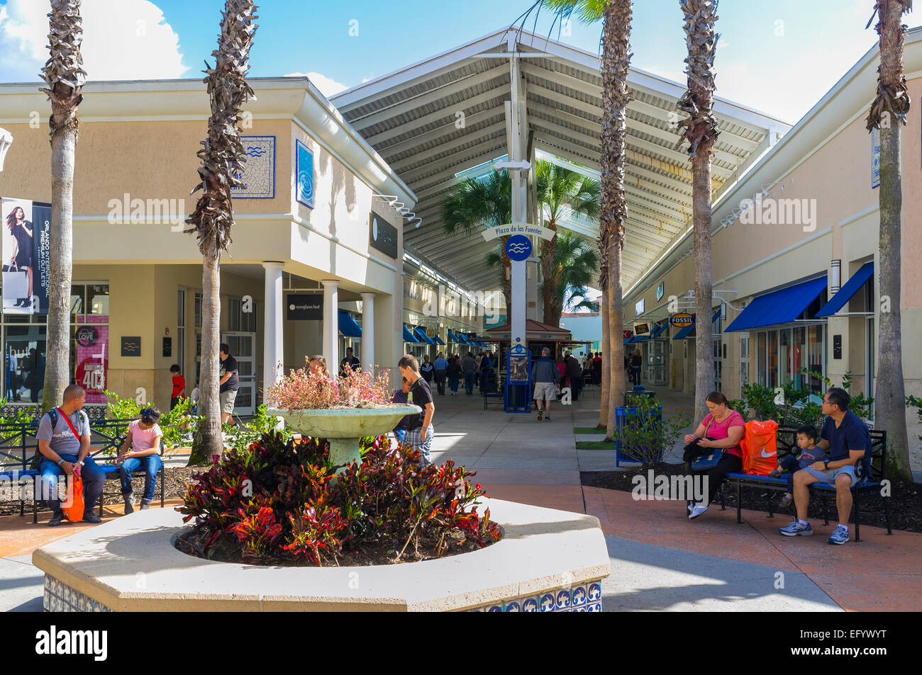 Shoppers outside at the Orlando International Premium Outlets shopping  Mall, International Drive, Orlando, Florida, America Stock Photo - Alamy