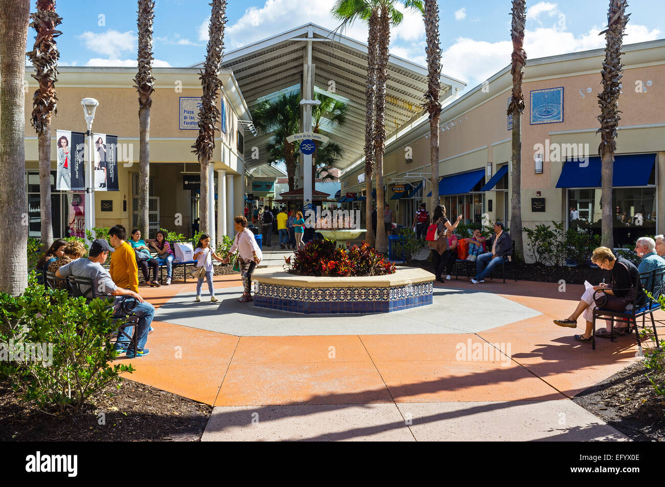 Shoppers outside at the Orlando International Premium Outlets shopping Mall, International Drive, Orlando, Florida, America Stock Photo