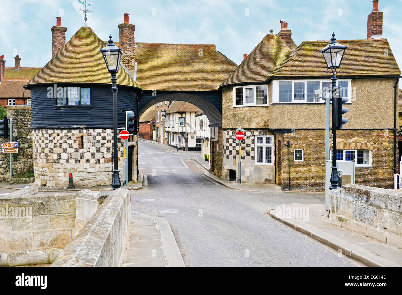 Medieval toll gate hi-res stock photography and images - Alamy