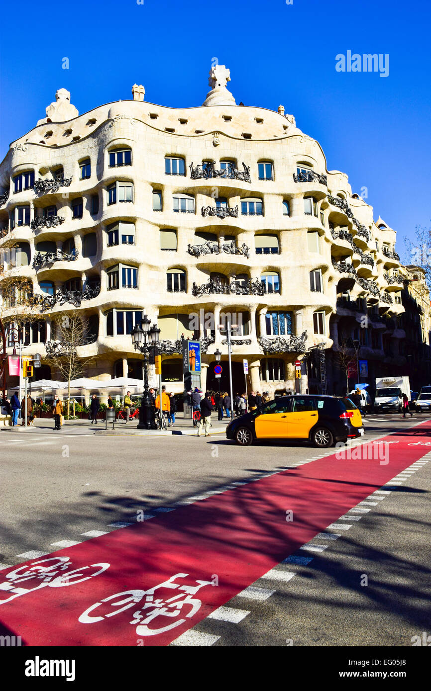Taxi. Mila House aka La Pedrera designed by Antoni Gaudi. Barcelona, Catalonia, Spain. Stock Photo