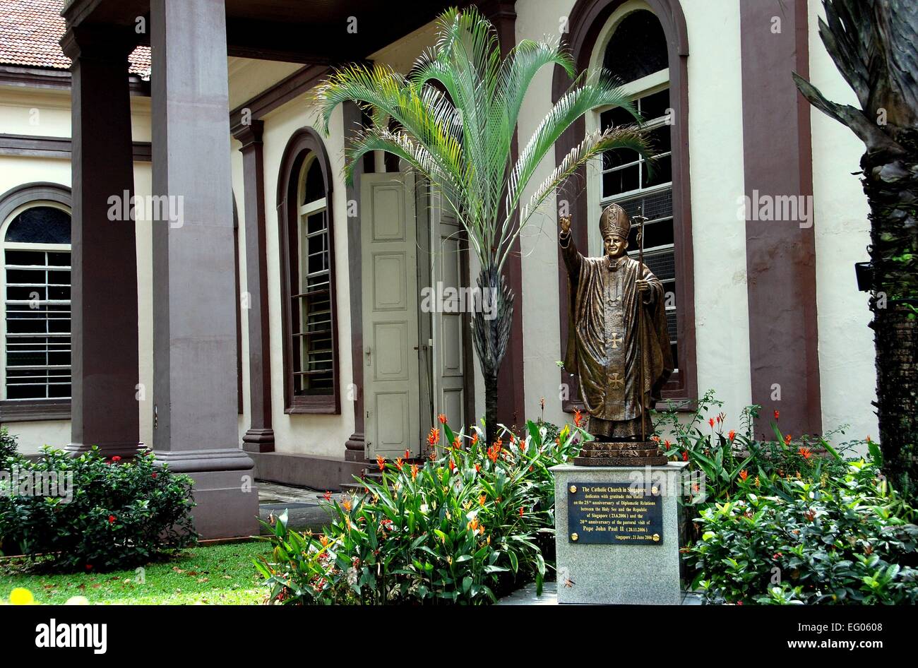 Bronze statue of Pope John XXIII, above the door of the Seminario Vescovile  Giovanni XXIII Roman Catholic religious seminary, Citta Alta, Bergamo,  Italy Stock Photo - Alamy