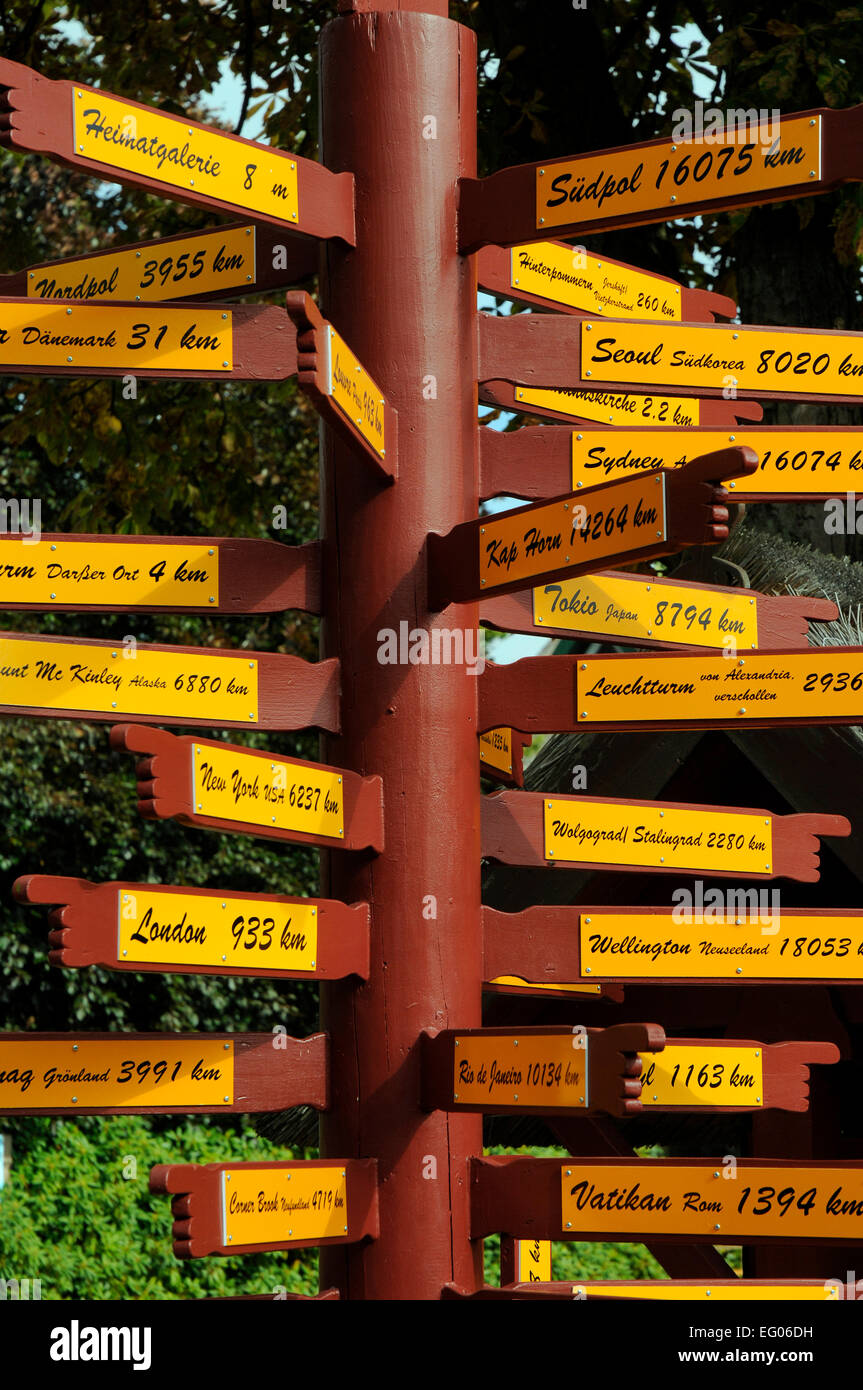 Holzpfahl mit Kilometerschildern zu vielen Orten auf der Welt, Insel Darss, Ostsee, Deutschland, Europa Stock Photo