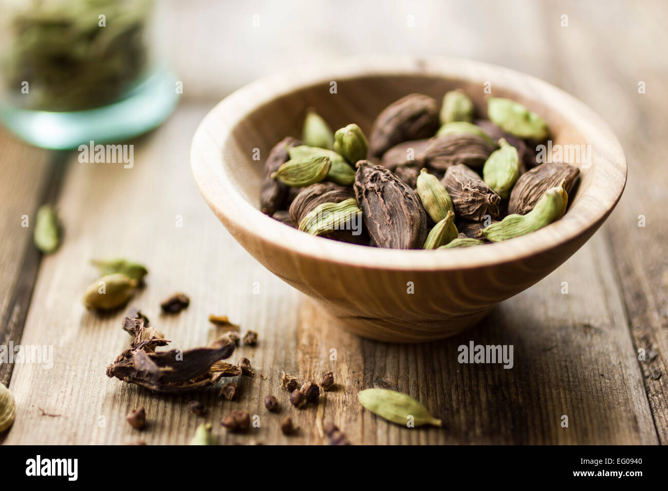 Black and green cardamom seed pods Stock Photo Alamy