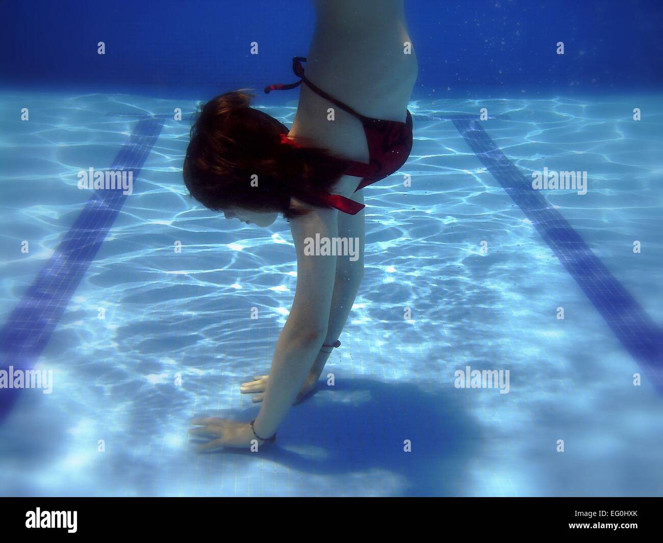Girl doing a handstand underwater in a swimming pool Stock Photo Alamy