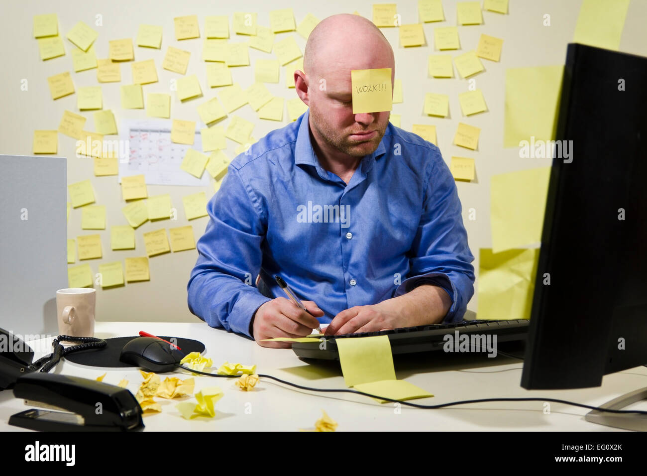 Офисный работник. Офисный сотрудник. Люди в офисе иллюстрация. На одном рабочем месте несколько работников. Офисный сотрудник.