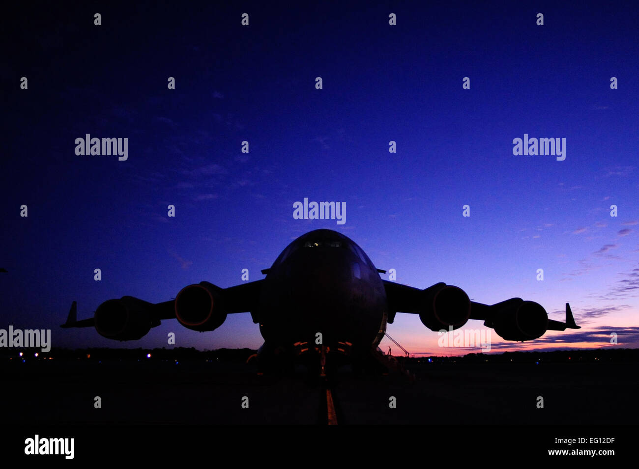 Early morning pre-flight checks on a U.S. C-17 Globemaster III from Charleston AFB, S.C., before a strategic brigade airdrop exercise over North Auxiliary Airfield near Northern, S.C., Dec. 16, 2009, demonstrating the global projection of U.S. airpower. Airborne Soldiers from the 2-319th Airborne Field Artillery, 82nd Airborne Division, Ft. Bragg, N.C., were airdropped in the exercise along with cargo pallets to simulate the seizure of a remote airfield, providing a joint training opportunity for the Airmen and Soldiers. The training mission included airdrops over North Auxiliary Airfield, aer Stock Photo