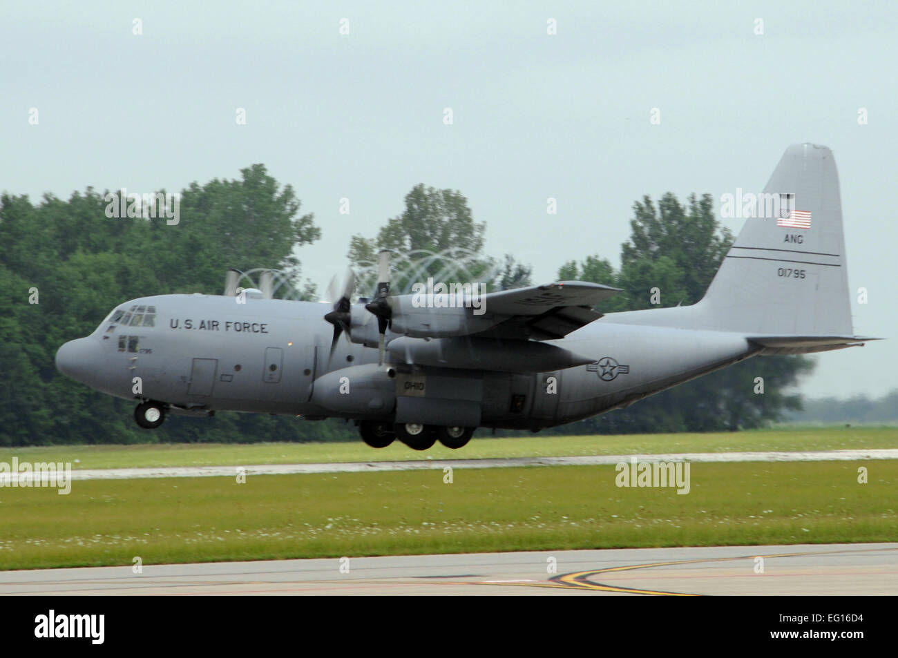 CMSgt Tom Gremling, 1stLt Aaron Barnard, SMSgt Mike Cyphert, Maj David Atkinson and LtCol Darren Hamilton of the 164th Airlift Squadron/179th Airlift Wing fly the last C-130 out of Mansfield Lahm Airport, Mansfield, Ohio. The C27J Conversion Ceremony was held 10 days earlier bidding farewell to the C-130 Hercules and welcoming the new mission and aircraft. U.S Air Force photo by SrA Joseph Harwood Stock Photo