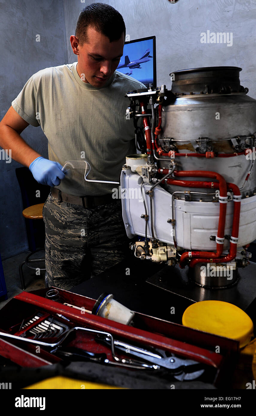 Maintenance squadron propulsion flight hi-res stock photography and ...