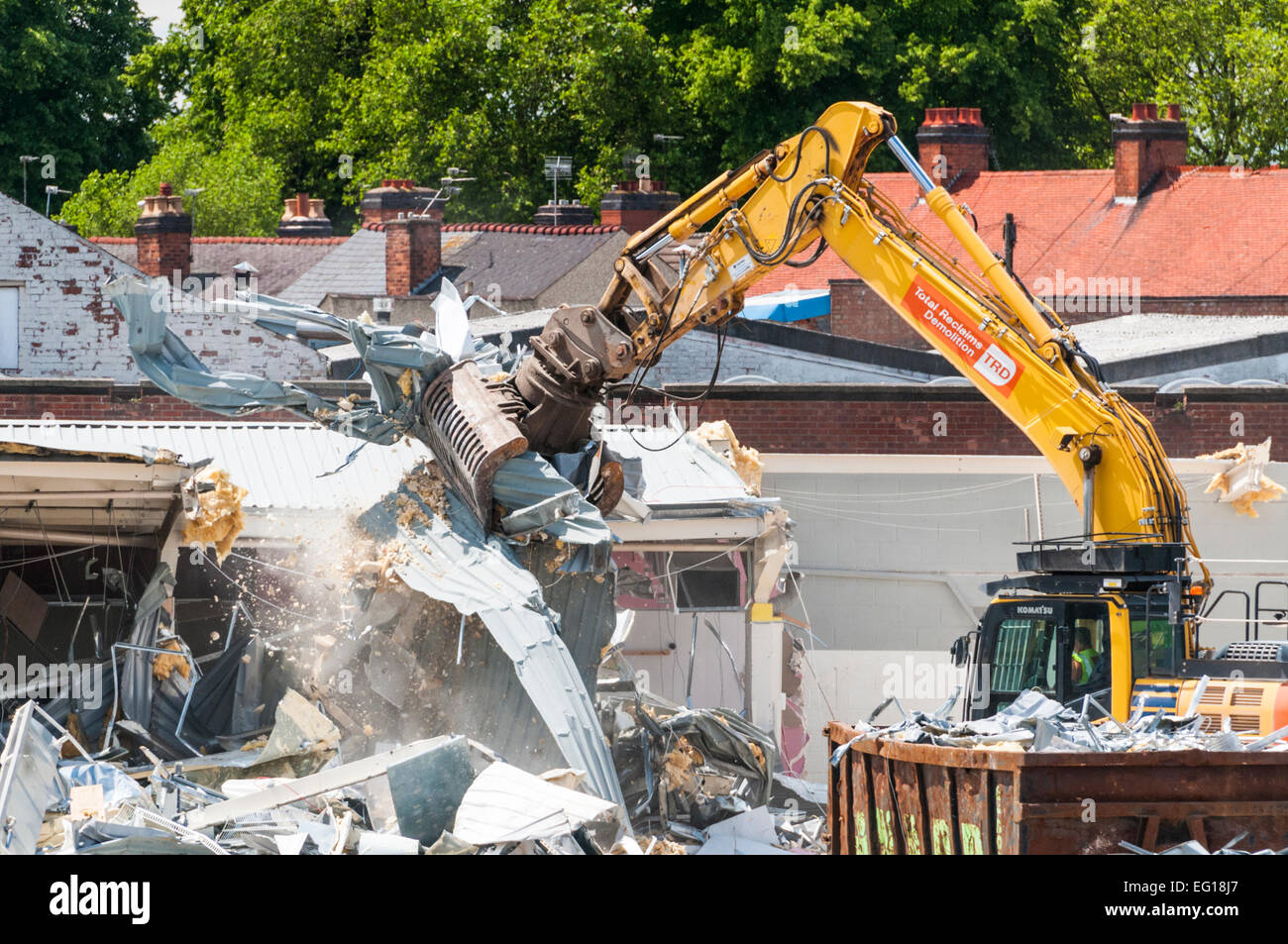 Mechanical digger demolishing old shops in Hinckley Stock Photo