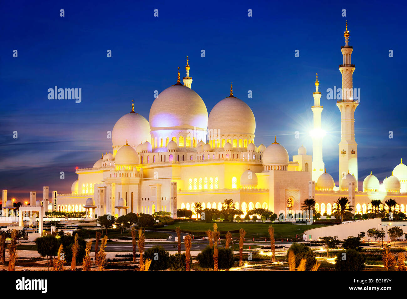 Sheikh Zayed Grand Mosque at dusk (Abu-Dhabi, UAE) Stock Photo