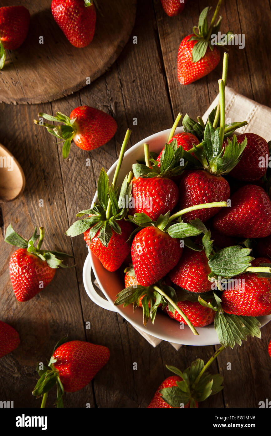 Raw Organic Long Stem Strawberries in a Bowl Stock Photo - Alamy