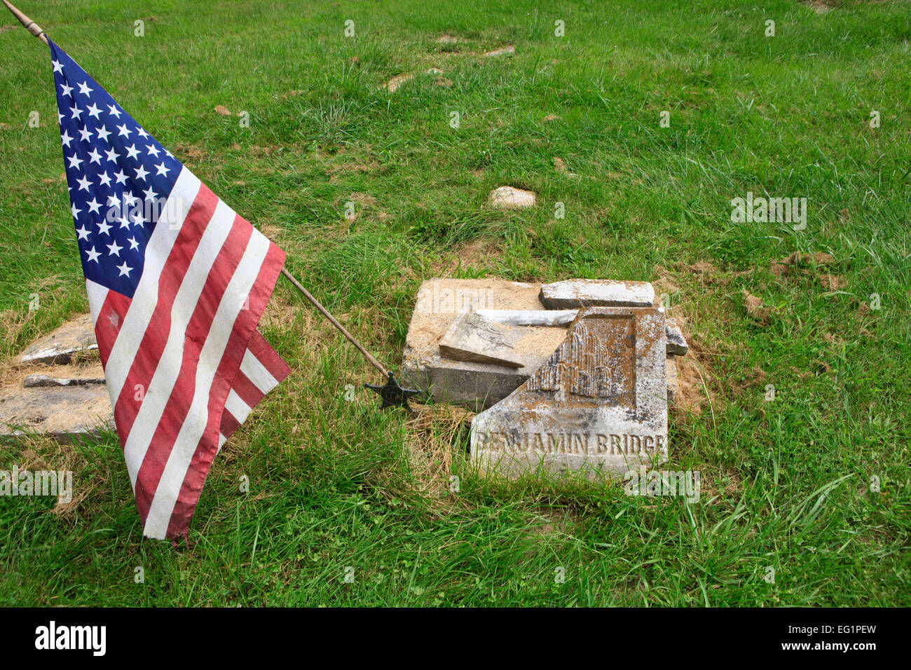 American flag on the grave marker of an American Revolutionary war veteran (Benjamin Bridge) Stock Photo