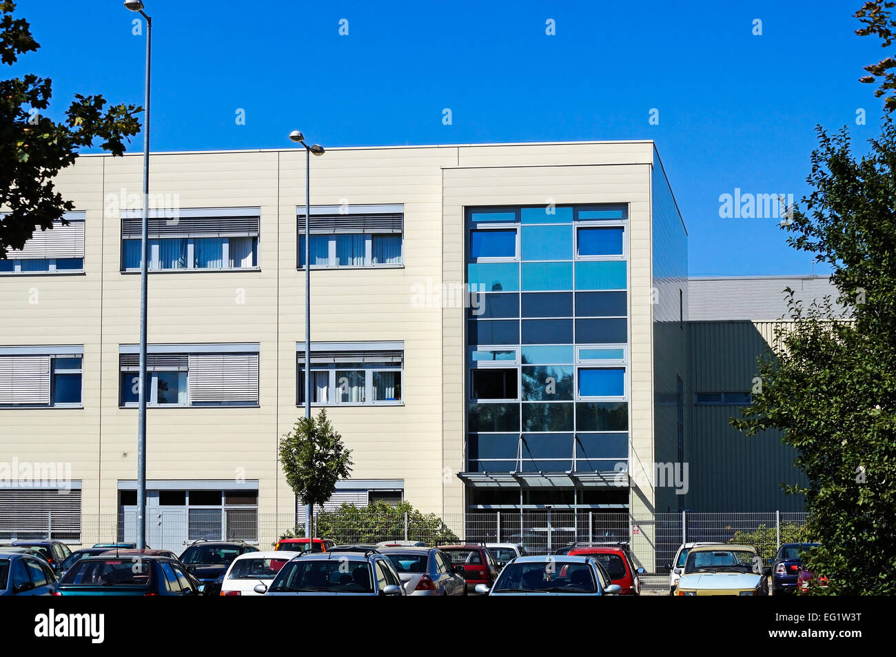 Office building and parking lot hi-res stock photography and images - Alamy