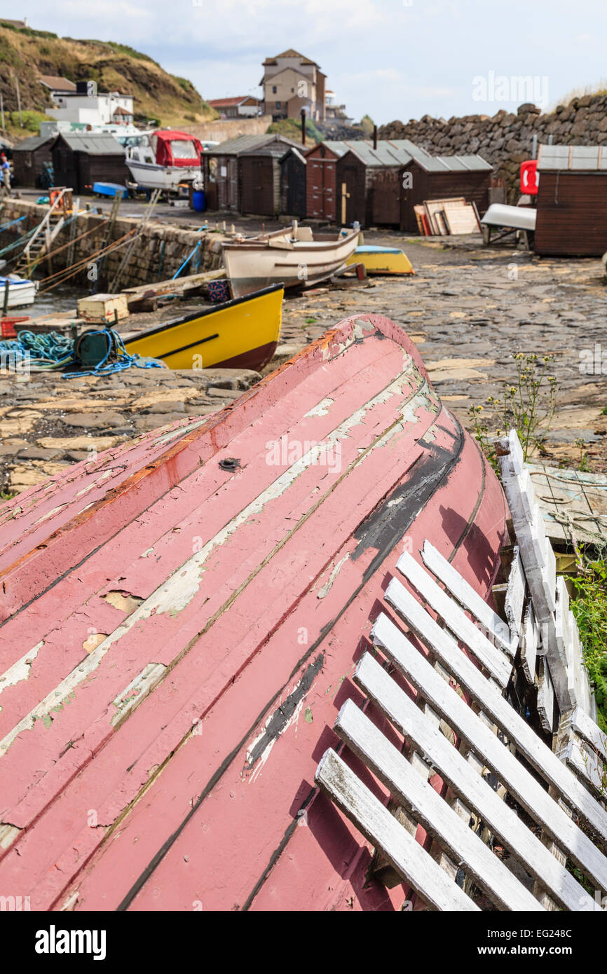 Upturned boat at Kinghorn harbour Stock Photo