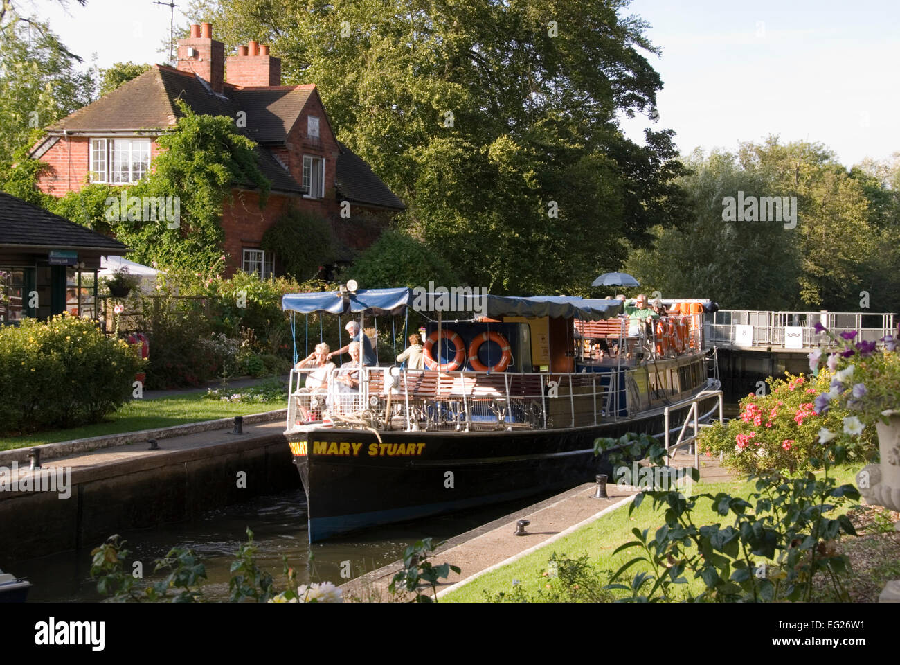 Berks - Sonning on Thames - river steamer at Sonning Lock - high summer day - trippers on pleasure cruise Stock Photo