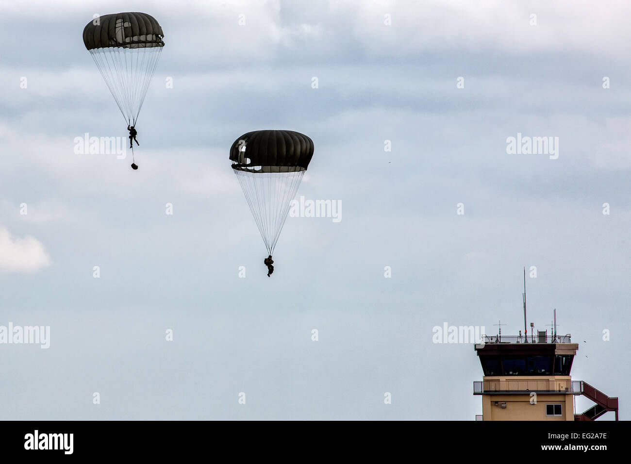 Base jumping parachutes hires stock photography and images Alamy