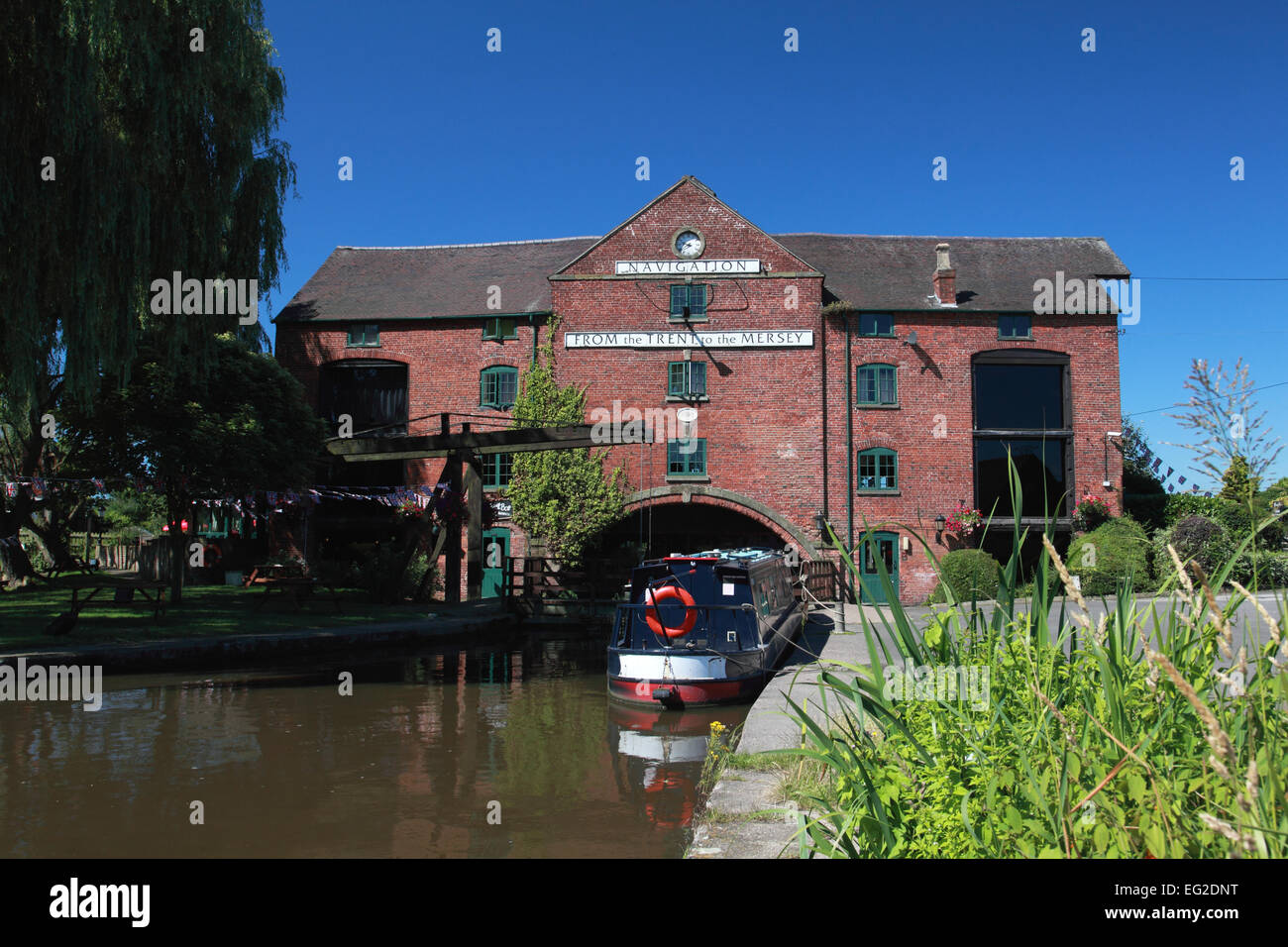 A narrowboat moored outside the Clock Warehouse in Shardlow on the Trent and Mersey canal in Derbyshire Stock Photo