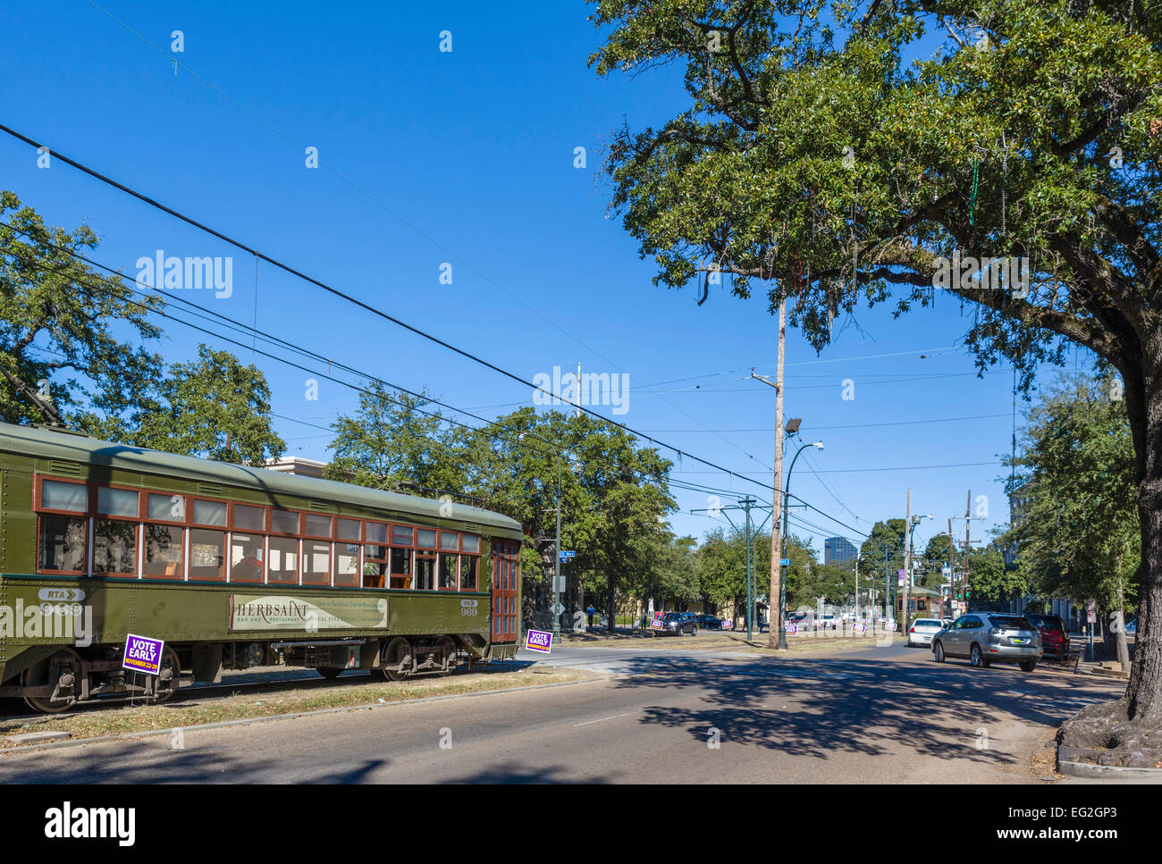 St Charles Streetcar on St Charles Avenue in the Garden District, New Orleans, Louisiana, USA Stock Photo