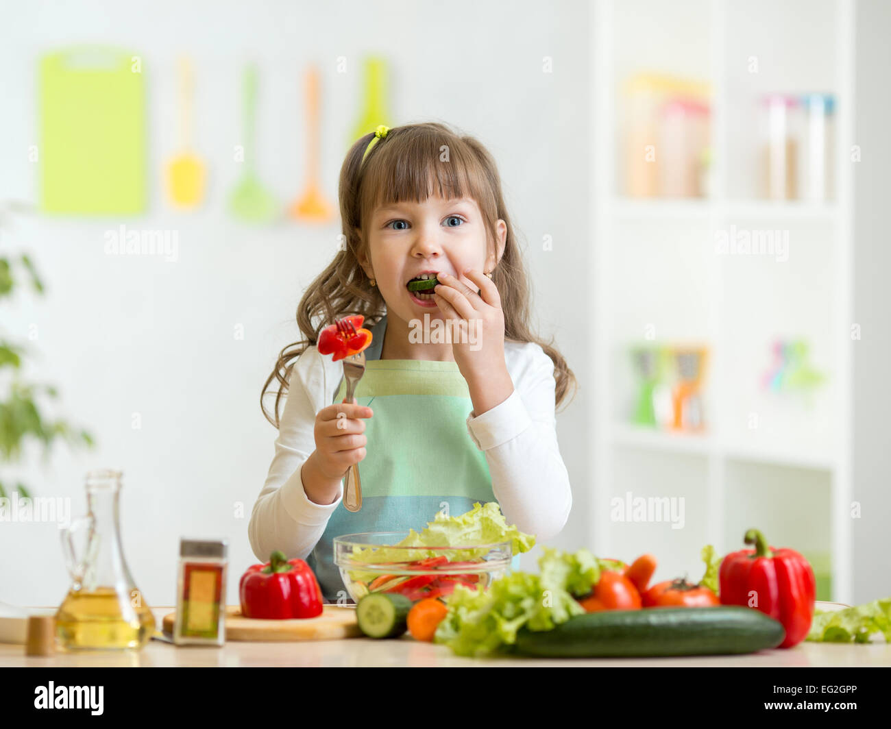 girls vegatables kid girl eating healthy vegetables Stock Photo - Alamy