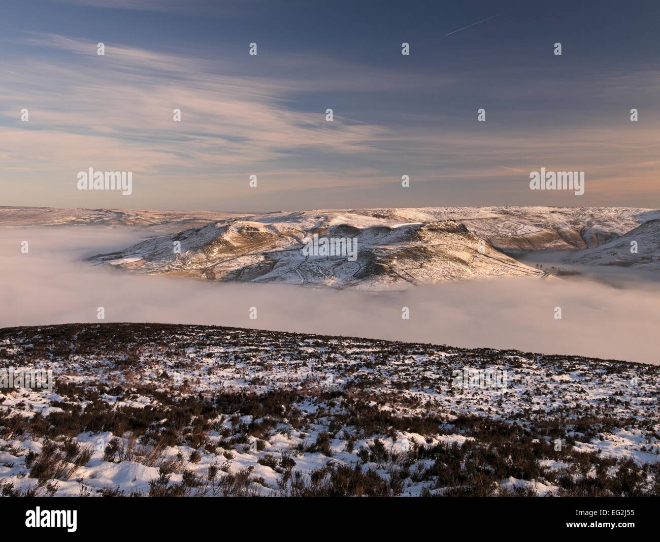 Fog valley and hills hi-res stock photography and images - Alamy