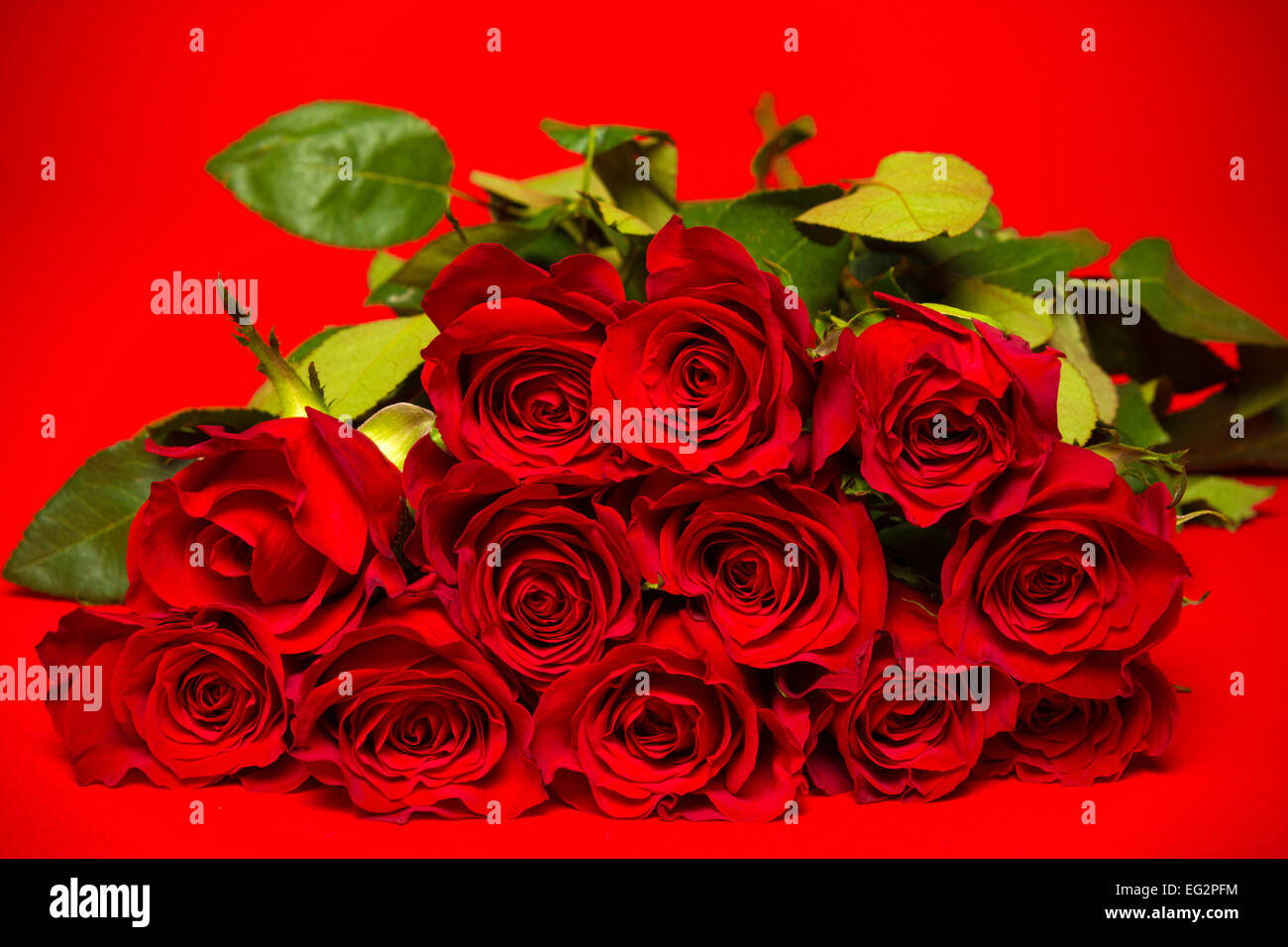 Red roses heart symbol love hi-res stock photography and images - Alamy