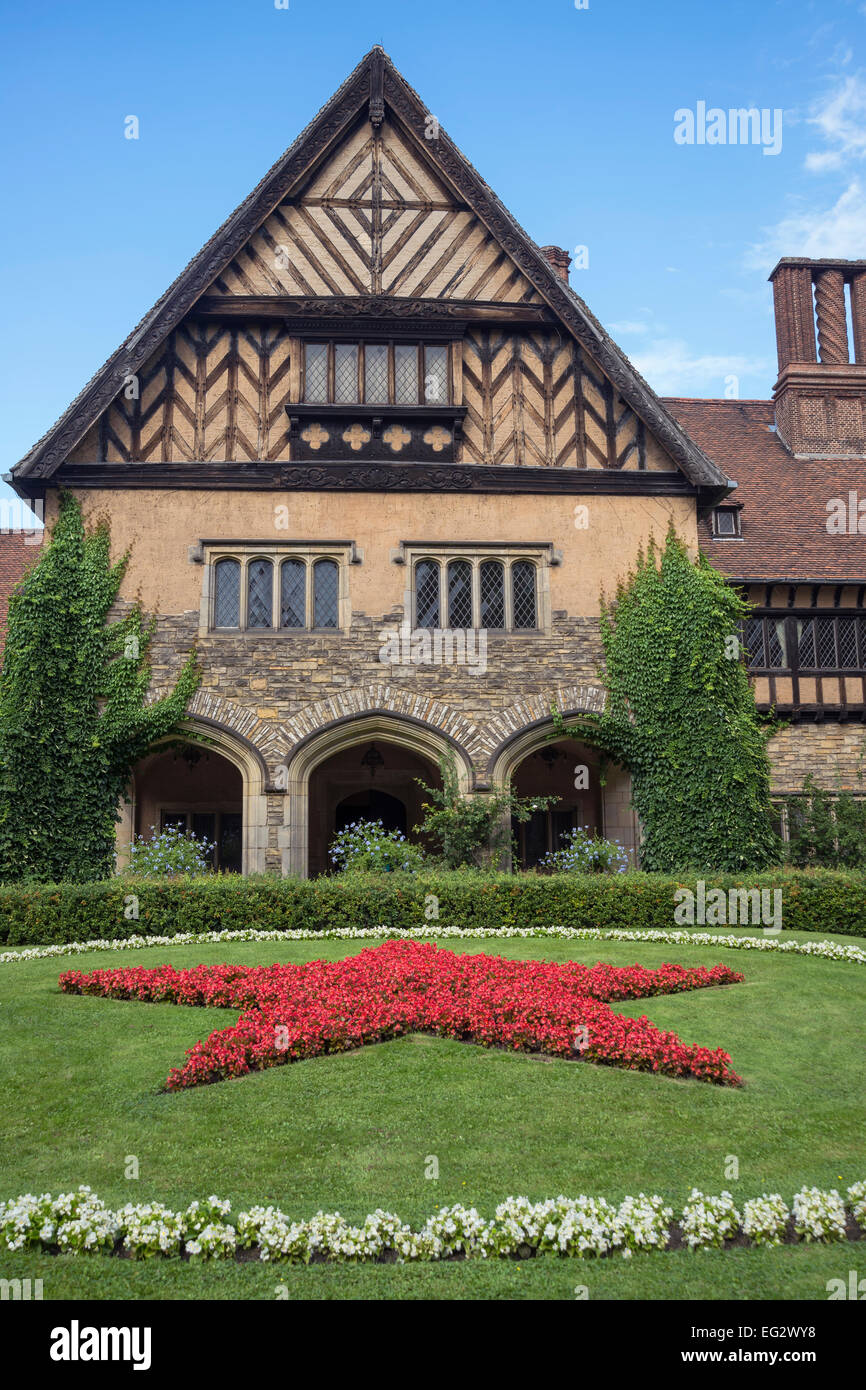 Cecilienhof Palace seen from the commemorative courtyard   Cecilienhof Palace (German: Schloss Cecilienhof) ,  palace in Potsdam, Brandenburg, Germany Stock Photo