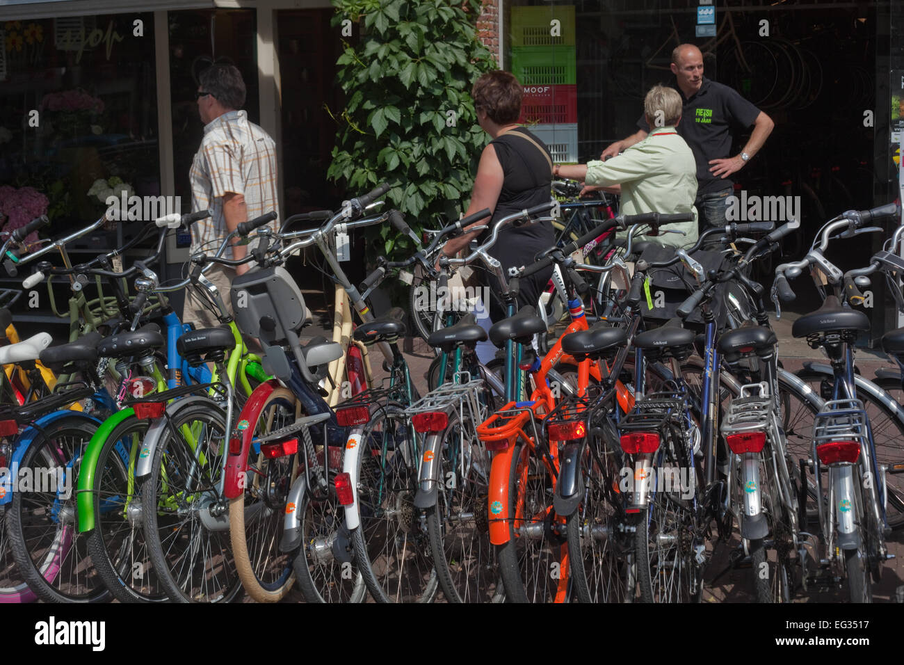 Leiden. Dutch Province of South Holland, The Netherlands. Confluence of Oude and Nieuwe (Old and New Rhine). Bicycle stack. Stock Photo