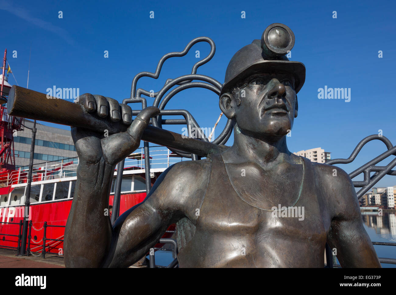 Bronze statue of a Welsh miner 'From Pit To Port' at Cardiff Bay Wales Stock Photo