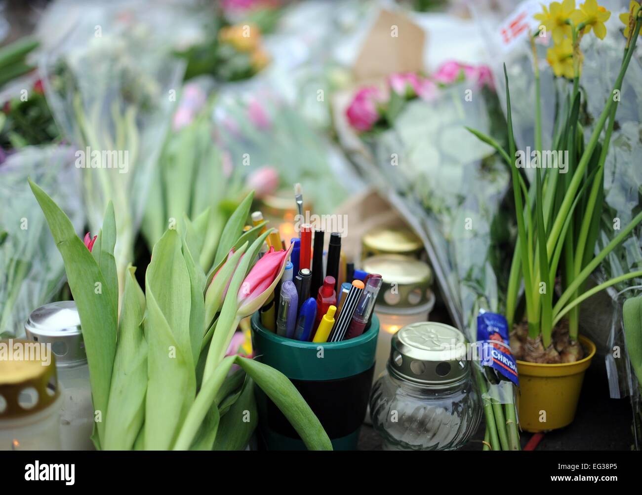 Copenhagen, Denmark. 15th Feb, 2015. Kerzen, Blumen und Stifte stehen am 15.02.2015 in Kopenhagen (Dänemark) am Anschlagsort am Kulturzentrum 'Krudtoenden'. Nach dem Terrorangriff auf das Kulturcafé in Kopenhagen und Schüssen vor einer Synagoge hat die Polizei am frühen Sonntagmorgen in der dänischen Hauptstadt einen Mann getötet. Foto: Britta Pedersen/dpa -- Police investigates after a terrorist attack in Copenhagen. Two people were killed and five injured on Saturday and in the night to Sunday, until the police killed the alleged perpetrator on Sunday morning. © dpa picture alliance/Alamy Li Stock Photo