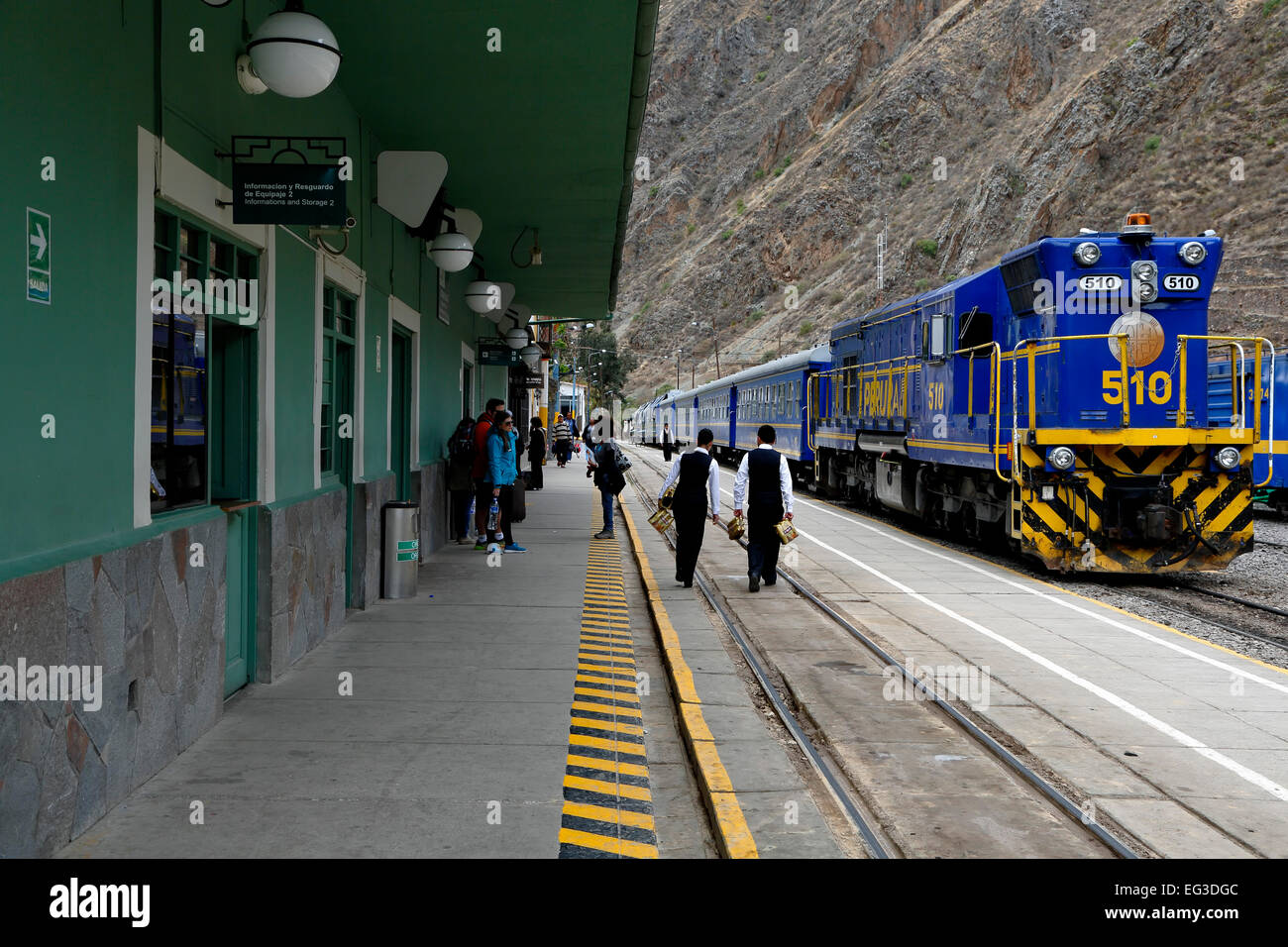 Train station, people and Perurail train, Ollantaytambo, Urubamba, Cusco, Peru Stock Photo