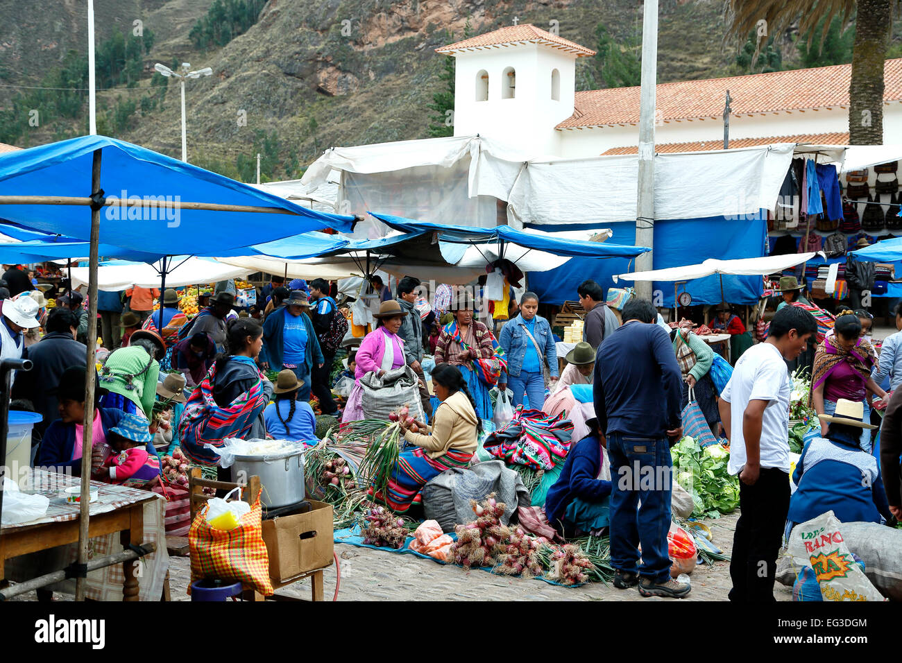 Vendor stalls and San Pedro Apostol (St. Peter the Apostle) Church, Pisac Sunday Market, Cusco, Peru Stock Photo