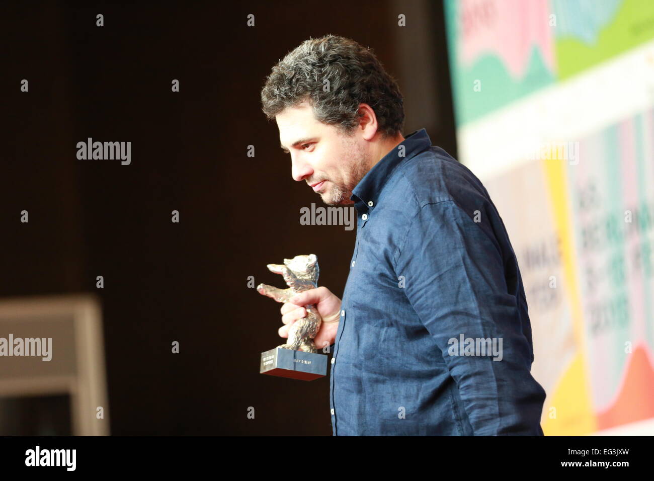 Radu Jude with the Silver Bear in hand at the press conference at the Hyatt Hotel. © Simone Kuhlmey/Pacific Press/Alamy Live News Stock Photo