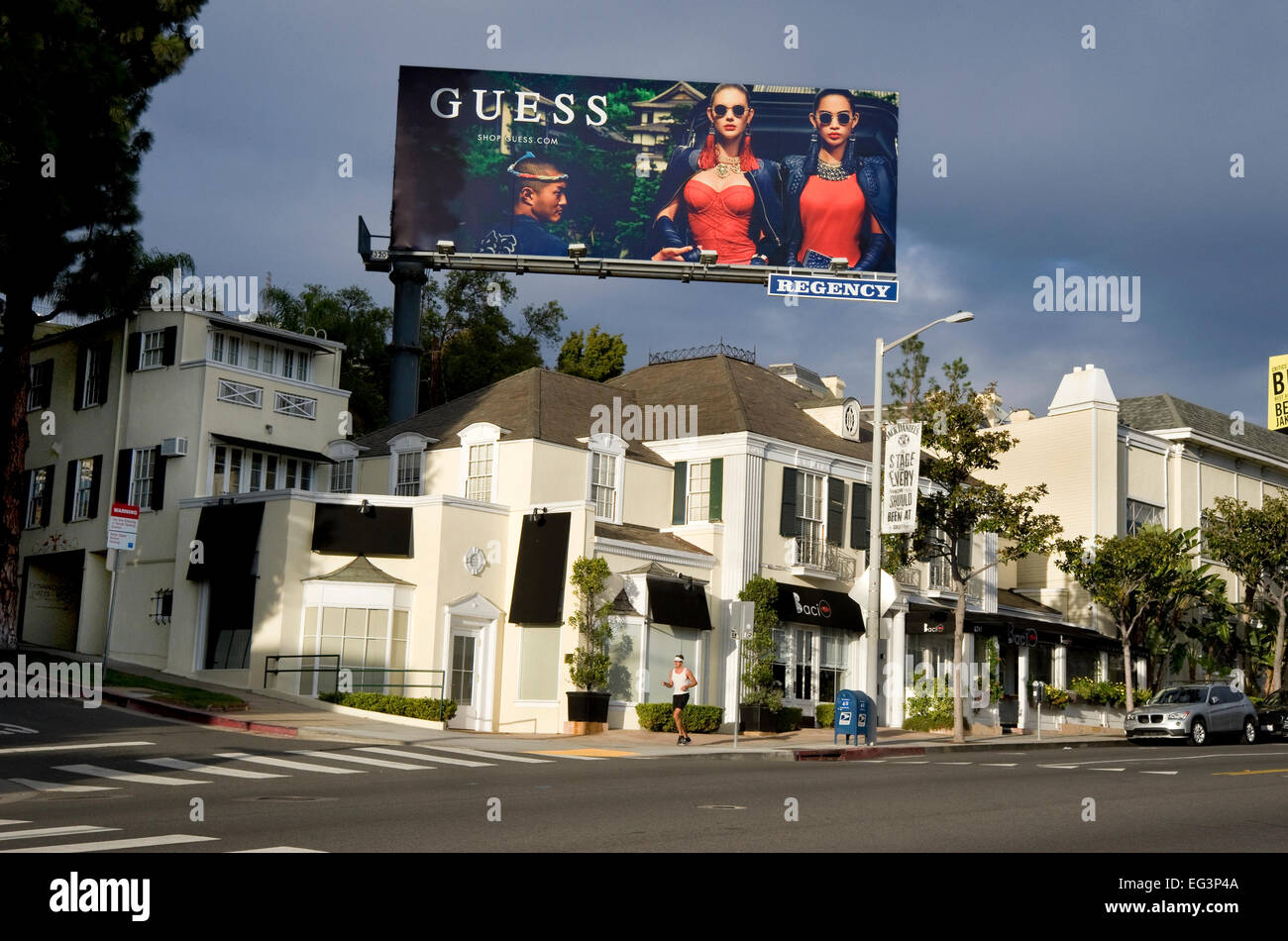 Sukkerrør Beundringsværdig Zoo om natten The Sunset Strip with billboard for Guess fashion Stock Photo - Alamy