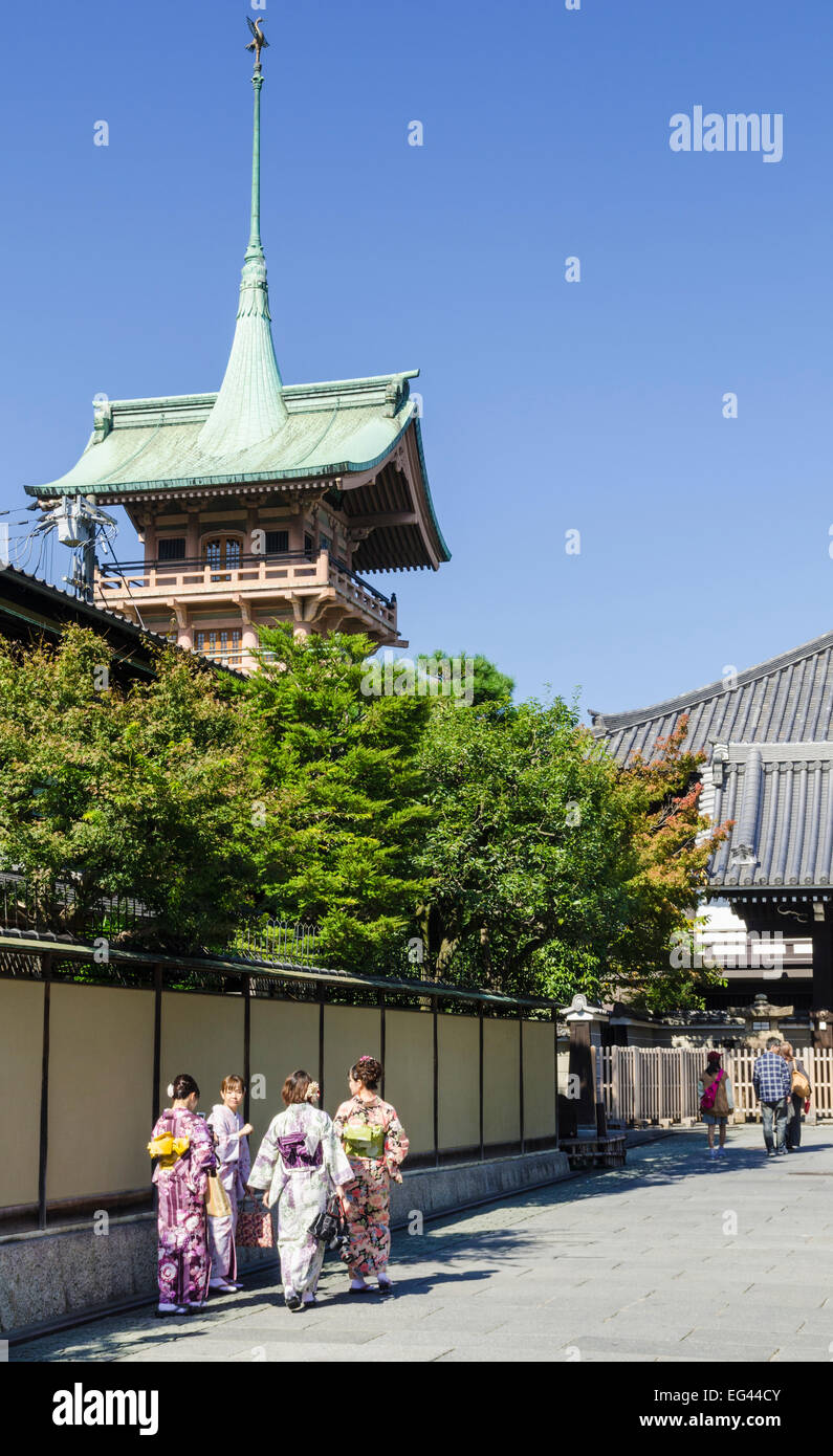Traditionally dressed Japanese women in the historic Higashiyama District of Kyoto, Japan Stock Photo