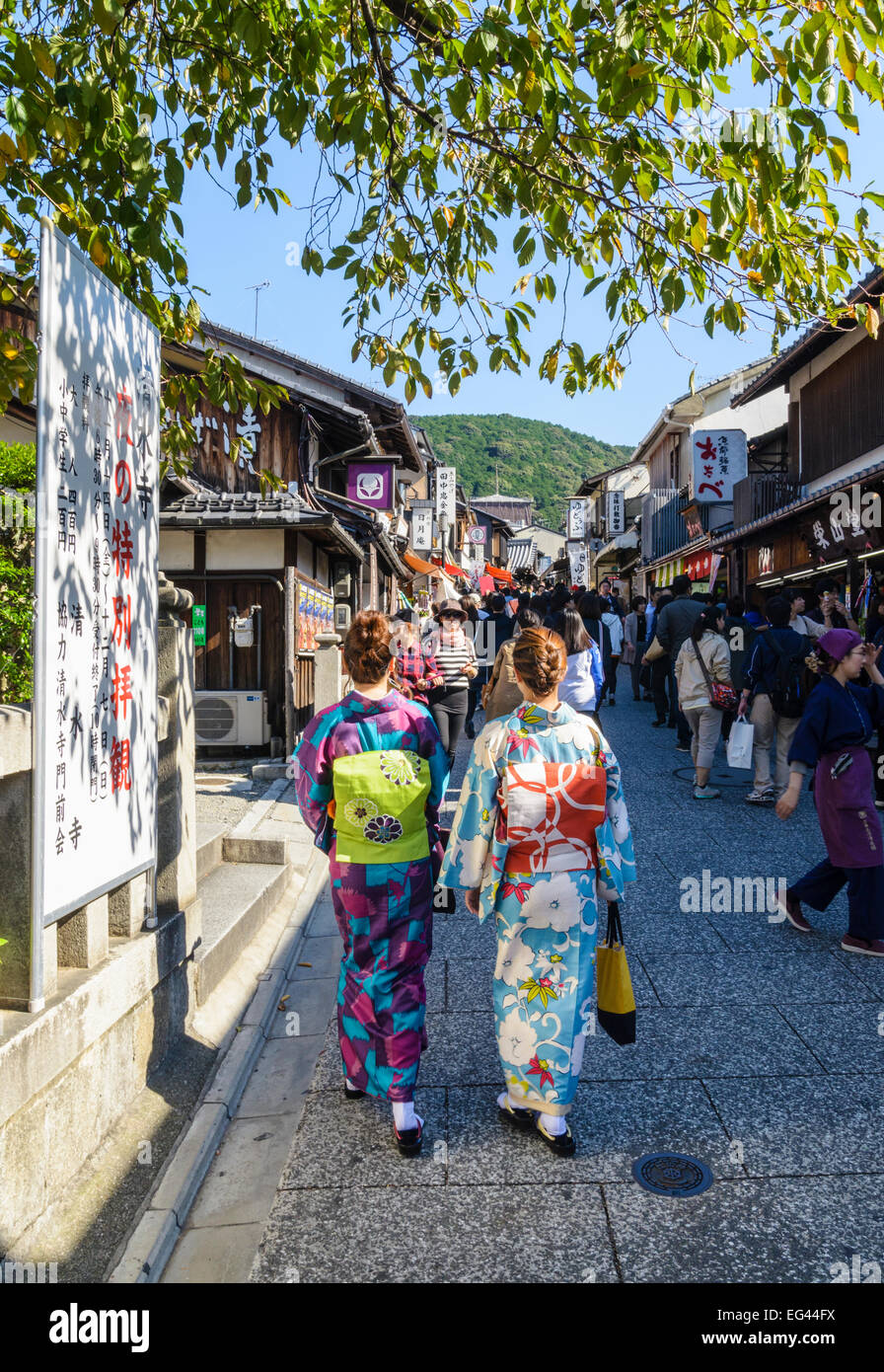 Traditionally dressed Japanese women in the historic Higashiyama District of Kyoto, Japan Stock Photo