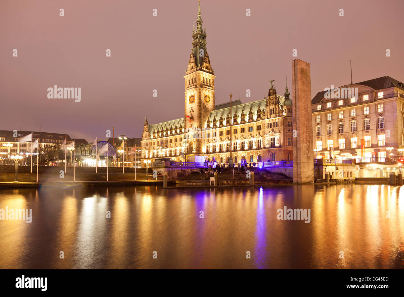 Hamburger Rathaus und Kleine Alster bei Nacht,  Freie Hansestadt Hamburg, Deutschland | Hamburg, Germany Stock Photo