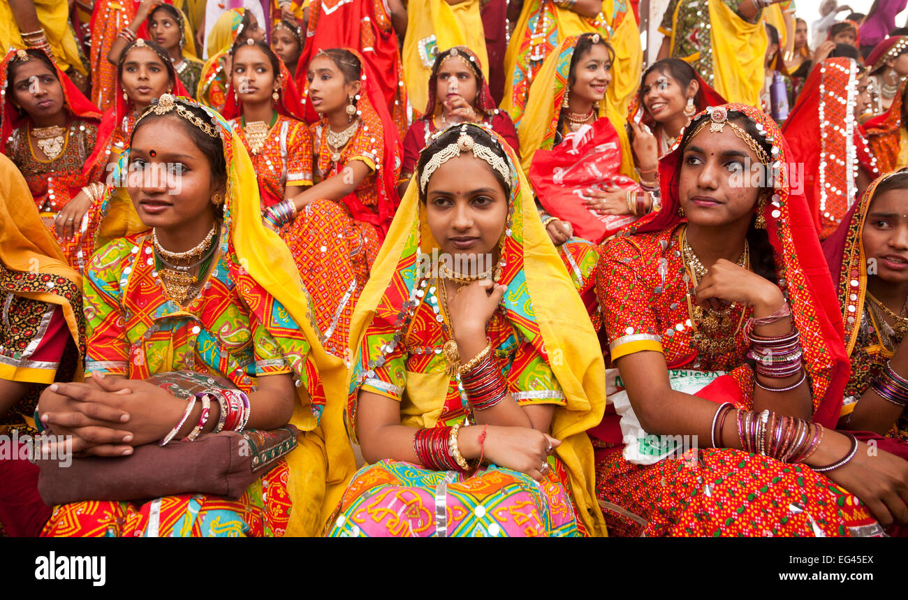 Junge Frauen in der typischen farbenfrohen Tracht der Rajasthanis beim ...