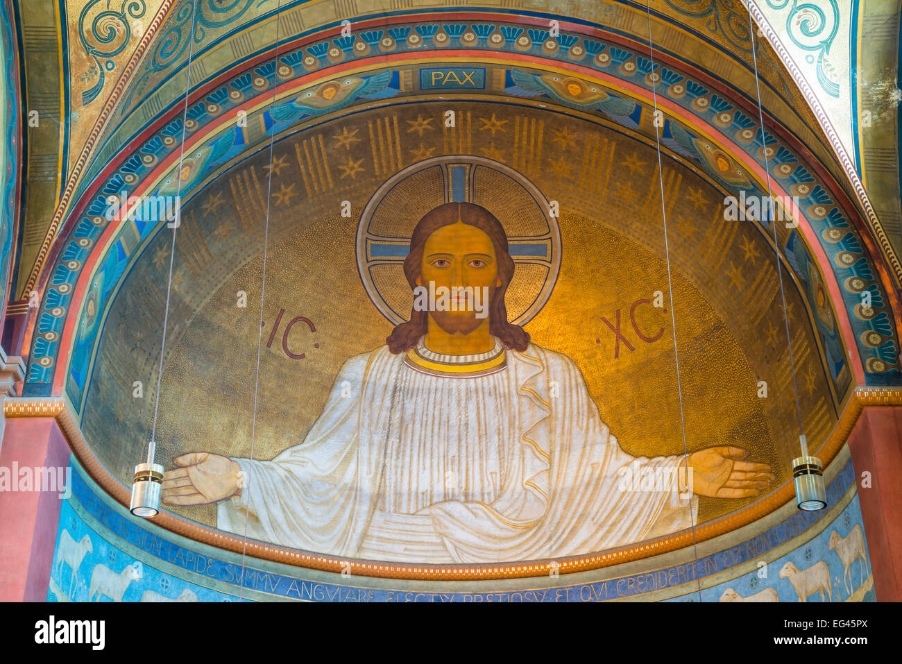 Monumentales auf Goldgrund gearbeitetes Wandgemälde, Christusfigur in der Apsis über dem Altar, Abtei St. Hildegard, UNESCO-Welt Stock Photo