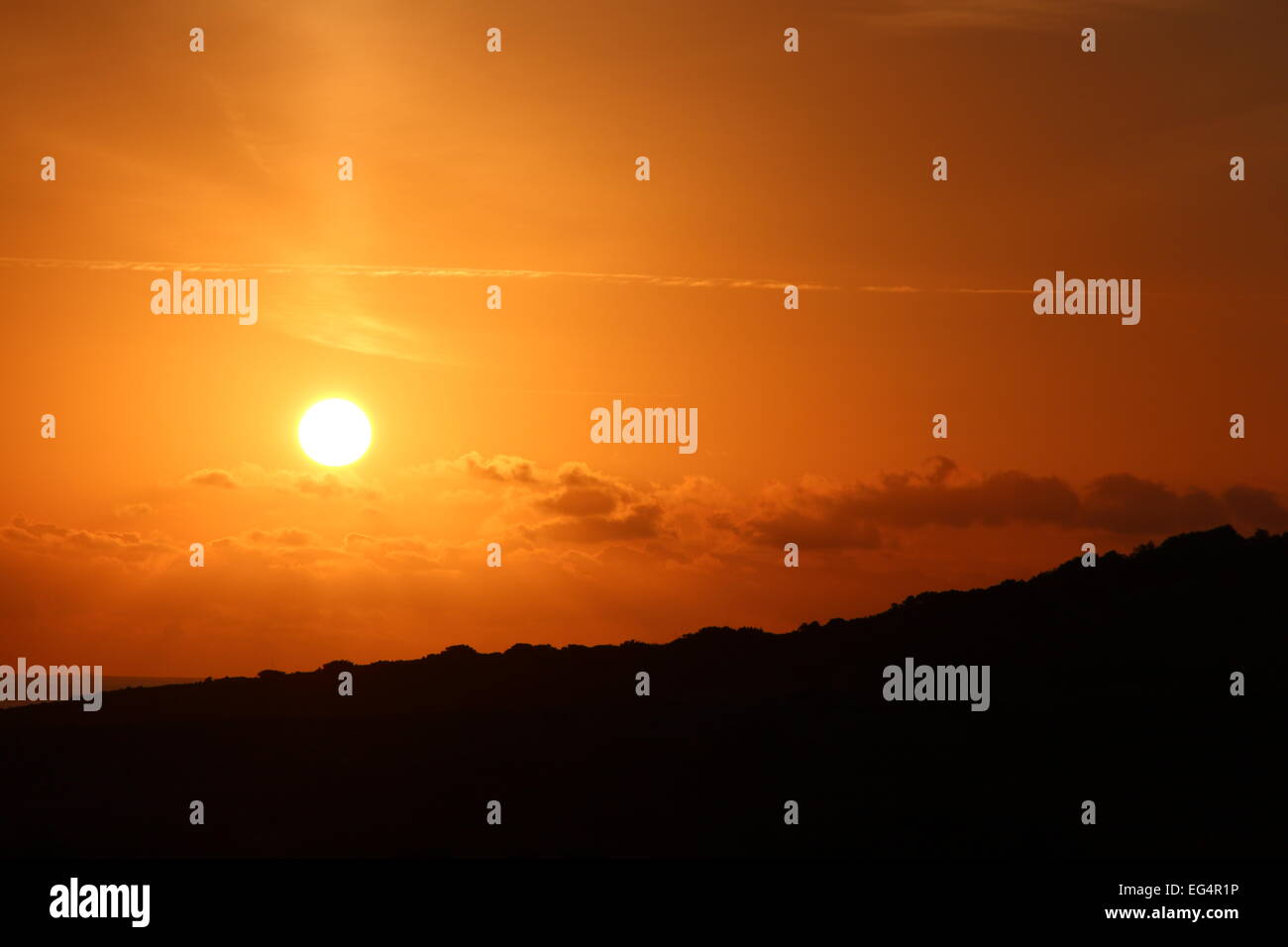 Early morning sunrise behind mountains hi-res stock photography and ...