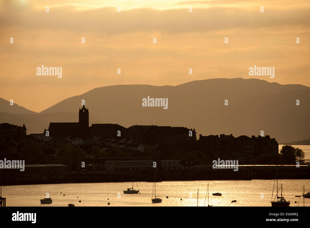 Gourock (Scottish Gaelic: Guireag, pimple-shaped or rounded, pronounced [kuɾʲak]; goor-uck) is a town falling within the Invercl Stock Photo