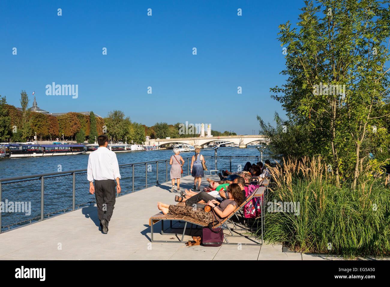 Paris, people relaxing along the seine river Stock Photo