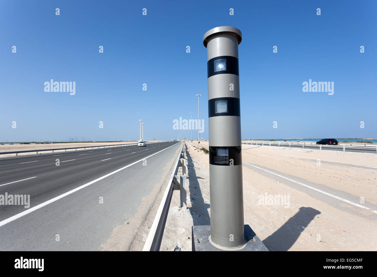 binario Oclusión Imaginativo Radar speed control camera at the highway in Abu Dhabi, United Arab  Emirates Stock Photo - Alamy