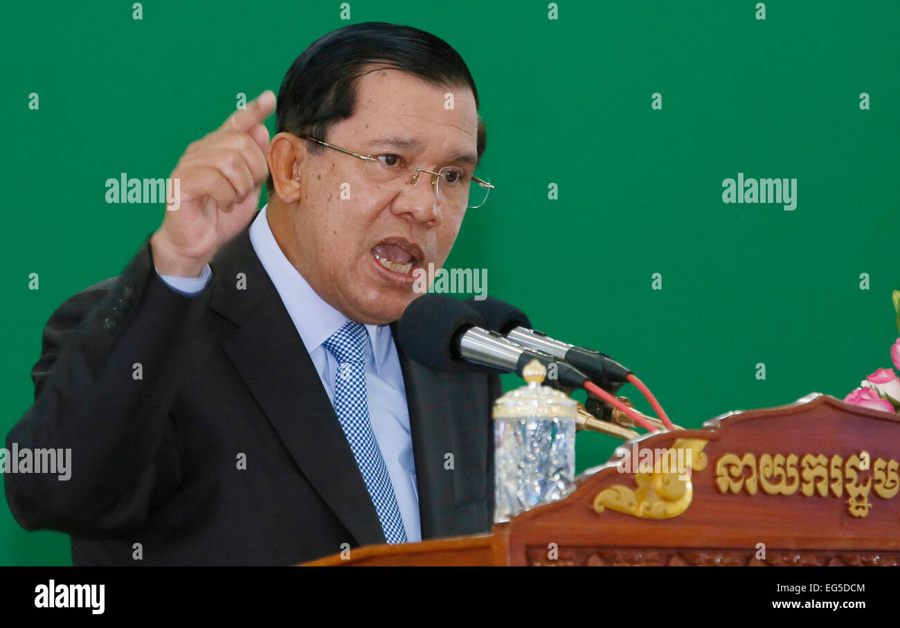 Phnom Penh, Cambodia. 17th Feb, 2015. Cambodian Prime Minister Hun Sen speaks during a university graduation ceremony in Phnom Penh, Cambodia, Feb. 17, 2015. Hun Sen on Tuesday asked the Supreme Council of Magistracy, which monitors the judicial system, to investigate a Phnom Penh Municipal Court judge for releasing the parents of fugitive tycoon Thong Sarath wanted for masterminding the murder of businessman Ing Meng Chue in November last year. © Phearum/Xinhua/Alamy Live News Stock Photo